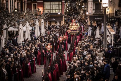 La Cofradía del Ecce Homo desfila bajo el dramatismo de la marcha de la Banda de Cornetas y Tambores
