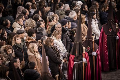 La Cofradía del Ecce Homo desfila bajo el dramatismo de la marcha de la Banda de Cornetas y Tambores