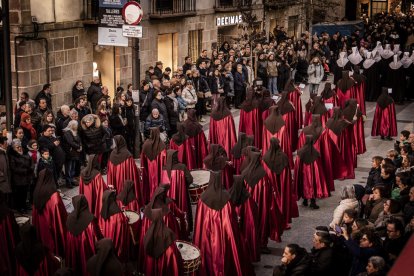 La Cofradía del Ecce Homo desfila bajo el dramatismo de la marcha de la Banda de Cornetas y Tambores