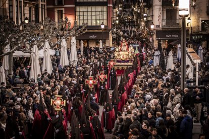 La Cofradía del Ecce Homo desfila bajo el dramatismo de la marcha de la Banda de Cornetas y Tambores