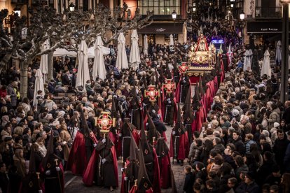 La Cofradía del Ecce Homo desfila bajo el dramatismo de la marcha de la Banda de Cornetas y Tambores