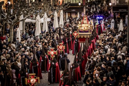 La Cofradía del Ecce Homo desfila bajo el dramatismo de la marcha de la Banda de Cornetas y Tambores