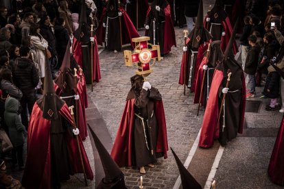 La Cofradía del Ecce Homo desfila bajo el dramatismo de la marcha de la Banda de Cornetas y Tambores
