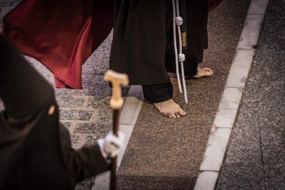 La Cofradía del Ecce Homo desfila bajo el dramatismo de la marcha de la Banda de Cornetas y Tambores