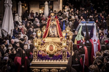 La Cofradía del Ecce Homo desfila bajo el dramatismo de la marcha de la Banda de Cornetas y Tambores
