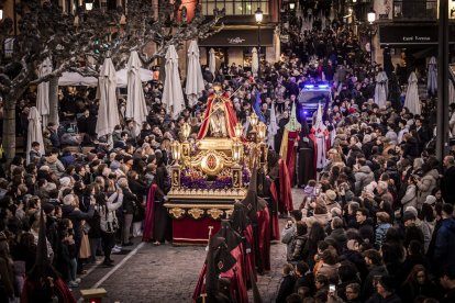 La Cofradía del Ecce Homo desfila bajo el dramatismo de la marcha de la Banda de Cornetas y Tambores