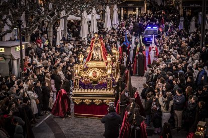 La Cofradía del Ecce Homo desfila bajo el dramatismo de la marcha de la Banda de Cornetas y Tambores
