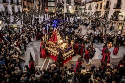 La Cofradía del Ecce Homo desfila bajo el dramatismo de la marcha de la Banda de Cornetas y Tambores