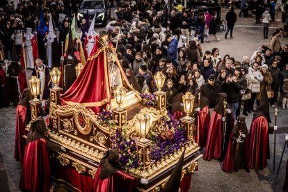 La Cofradía del Ecce Homo desfila bajo el dramatismo de la marcha de la Banda de Cornetas y Tambores
