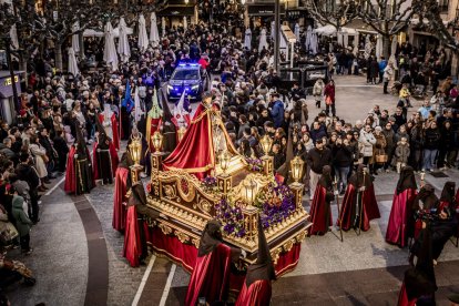 La Cofradía del Ecce Homo desfila bajo el dramatismo de la marcha de la Banda de Cornetas y Tambores