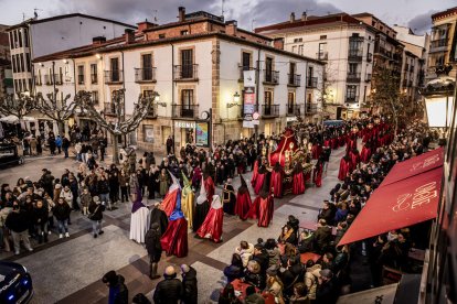 La Cofradía del Ecce Homo desfila bajo el dramatismo de la marcha de la Banda de Cornetas y Tambores