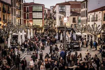 La Cofradía del Ecce Homo desfila bajo el dramatismo de la marcha de la Banda de Cornetas y Tambores