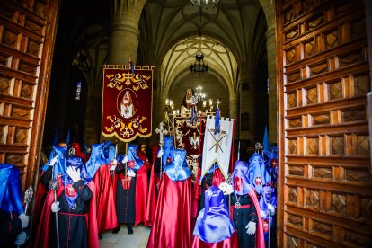 La Verónica y Jesús Caído en su emotiva salida desde San Pedro este Jueves Santo.