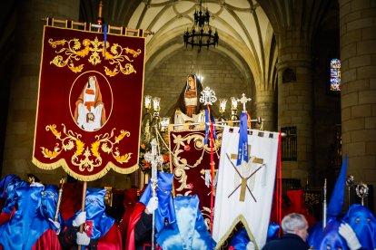 La Verónica y Jesús Caído en su emotiva salida desde San Pedro este Jueves Santo.