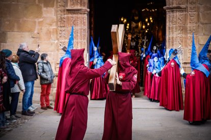 La Verónica y Jesús Caído en su emotiva salida desde San Pedro este Jueves Santo.