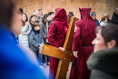 La Verónica y Jesús Caído en su emotiva salida desde San Pedro este Jueves Santo.