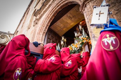 La Verónica y Jesús Caído en su emotiva salida desde San Pedro este Jueves Santo.