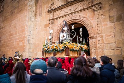 La Verónica y Jesús Caído en su emotiva salida desde San Pedro este Jueves Santo.