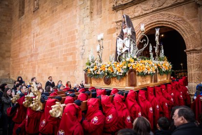 La Verónica y Jesús Caído en su emotiva salida desde San Pedro este Jueves Santo.