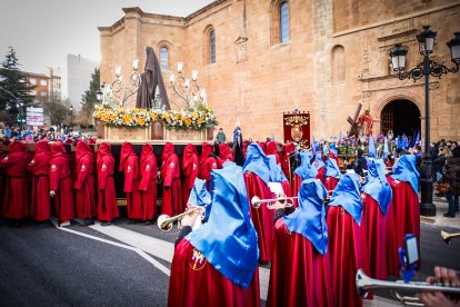 La Verónica y Jesús Caído en su emotiva salida desde San Pedro este Jueves Santo.