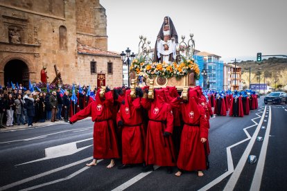 La Verónica y Jesús Caído en su emotiva salida desde San Pedro este Jueves Santo.