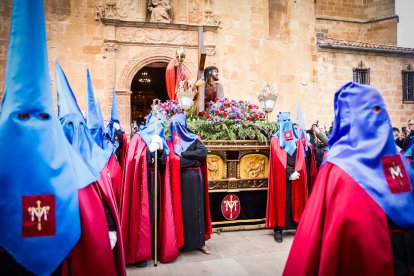 La Verónica y Jesús Caído en su emotiva salida desde San Pedro este Jueves Santo.