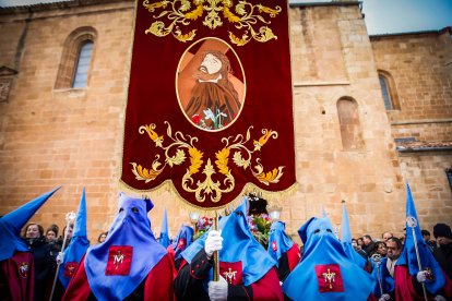 La Verónica y Jesús Caído en su emotiva salida desde San Pedro este Jueves Santo.