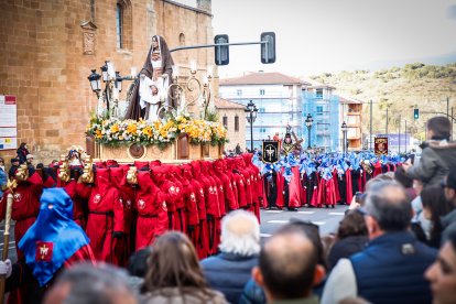 La Verónica y Jesús Caído en su emotiva salida desde San Pedro este Jueves Santo.