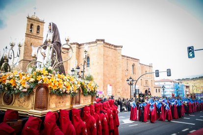 La Verónica y Jesús Caído en su emotiva salida desde San Pedro este Jueves Santo.