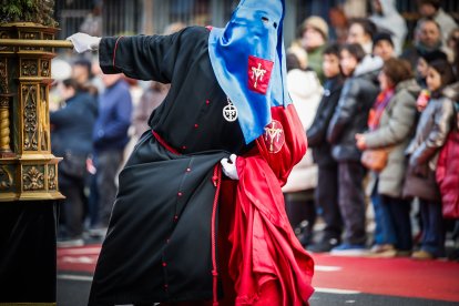 La Verónica y Jesús Caído en su emotiva salida desde San Pedro este Jueves Santo.
