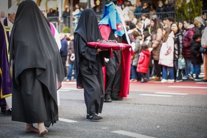 La Verónica y Jesús Caído en su emotiva salida desde San Pedro este Jueves Santo.
