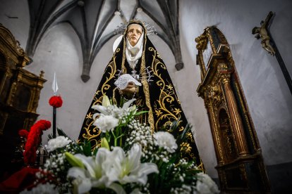 Los Felipecuartos de la Vera Cruz durante la procesión del Viernes Santo en Ágreda.