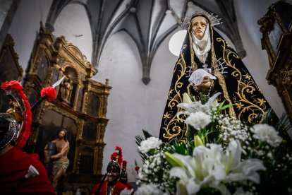 Los Felipecuartos de la Vera Cruz durante la procesión del Viernes Santo en Ágreda.