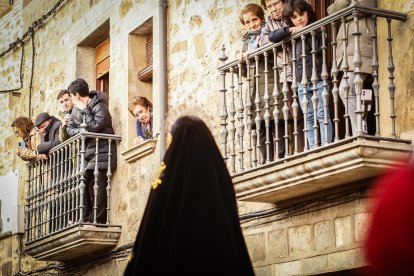 Los Felipecuartos de la Vera Cruz durante la procesión del Viernes Santo en Ágreda.