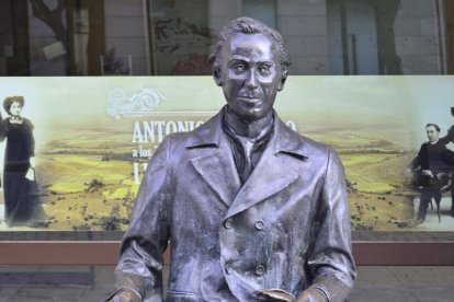 La escultura de Antonio Machado en Soria recuerda su estrecha relación con la ciudad y su legado literario