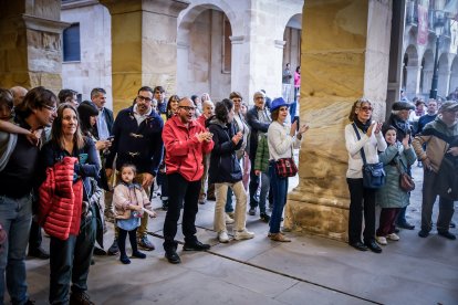 Una Audiencia abarrotada aclama a los nuevos jurados de barrio.