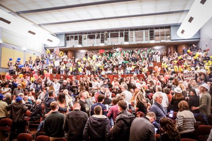 Una Audiencia abarrotada aclama a los nuevos jurados de barrio.
