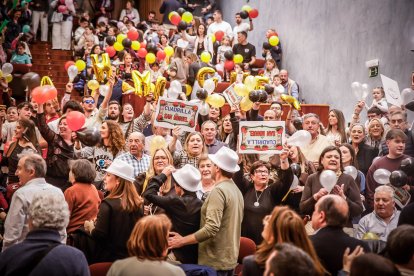 Una Audiencia abarrotada aclama a los nuevos jurados de barrio.