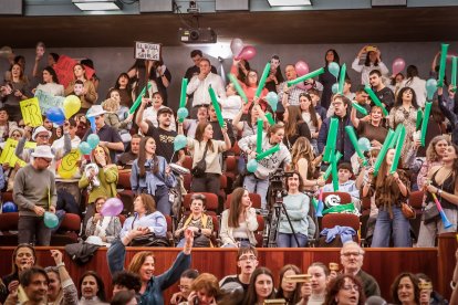 Una Audiencia abarrotada aclama a los nuevos jurados de barrio.