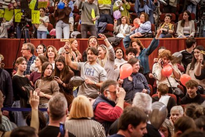 Una Audiencia abarrotada aclama a los nuevos jurados de barrio.