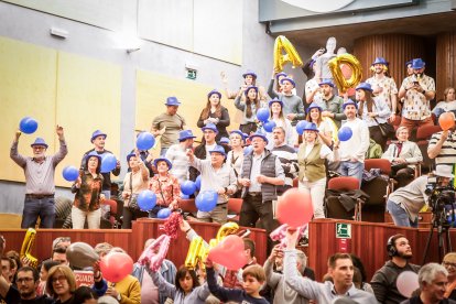 Una Audiencia abarrotada aclama a los nuevos jurados de barrio.