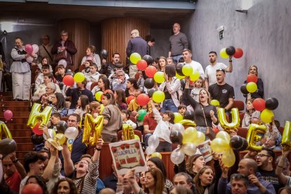 Una Audiencia abarrotada aclama a los nuevos jurados de barrio.