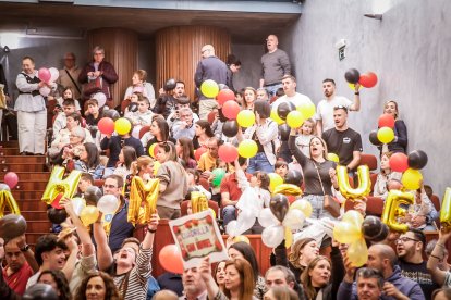 Una Audiencia abarrotada aclama a los nuevos jurados de barrio.