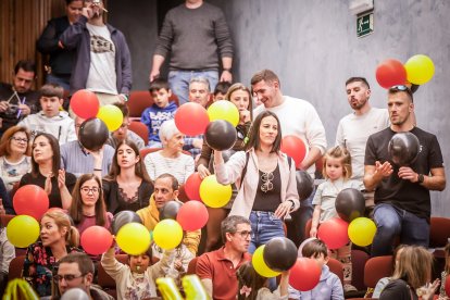 Una Audiencia abarrotada aclama a los nuevos jurados de barrio.