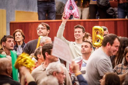 Una Audiencia abarrotada aclama a los nuevos jurados de barrio.