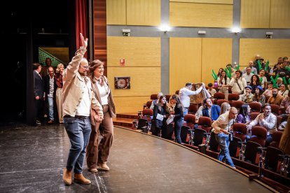 Una Audiencia abarrotada aclama a los nuevos jurados de barrio.