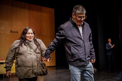 Una Audiencia abarrotada aclama a los nuevos jurados de barrio.