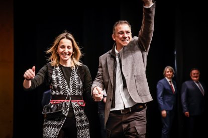 Una Audiencia abarrotada aclama a los nuevos jurados de barrio.
