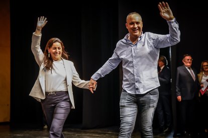 Una Audiencia abarrotada aclama a los nuevos jurados de barrio.