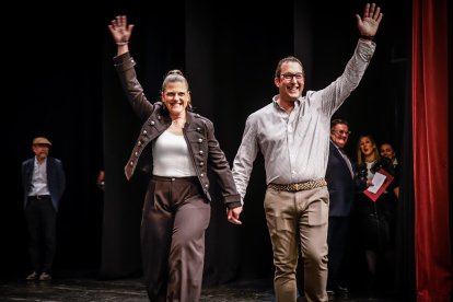 Una Audiencia abarrotada aclama a los nuevos jurados de barrio.